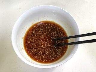 4、蜜汁鸡翅,倒入热开水，搅拌均匀。