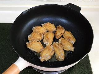 7、蜜汁鸡翅,把鸡翅两面煎至金黄色。