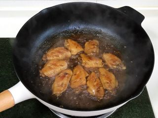 9、蜜汁鸡翅,盖上锅盖，中火焖炖15分钟，炖好后，开大火收汁，完全收干，让酱汁在鸡翅上挂住。