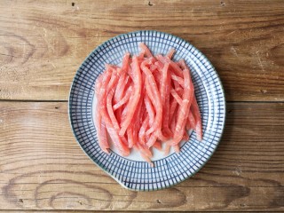 2、京酱肉丝,猪里脊肉在微冻状态下切成细丝（稍微冻一下会好切）。