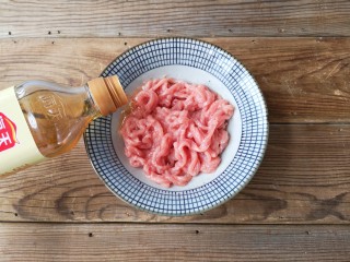 3、京酱肉丝,加入一个蛋清，5克淀粉，15克料酒，少许盐和白胡椒粉，抓匀后静置二十分钟入味。