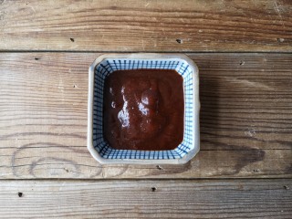 5、京酱肉丝,用六必居黄酱和甜面酱，混合均匀。（也可适量加一点点老抽酱油和白糖。）