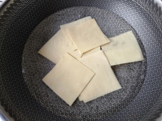 6、京酱肉丝,切好的豆腐皮去开水焯一下去豆腥味。