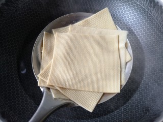 7、京酱肉丝,焯好的豆腐皮沥水捞出。