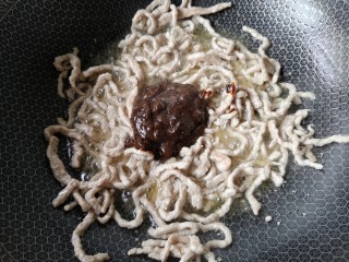 10、京酱肉丝,加入调好的酱。