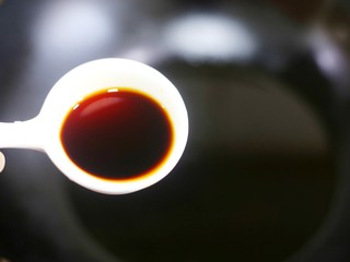 10、改良版香菇酿肉,锅热油，加入生抽。