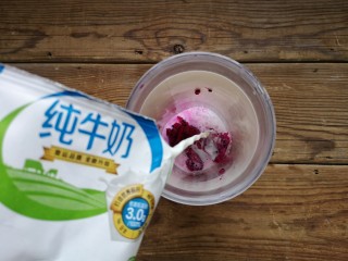3、火龙果椰蓉奶冻,取1/4火龙果肉加入榨汁杯，加入1袋纯牛奶，打成火龙果牛奶。