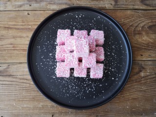 15、火龙果椰蓉奶冻,将火龙果椰蓉奶冻摆盘。