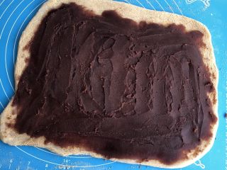 9、老北京驴打滚,将准备的豆沙馅儿均匀的铺在面片上面