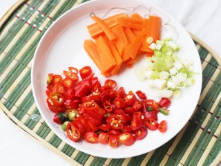 2、美食丨超级无敌下饭家常菜 芹菜香干&nbsp;～,所有食材洗净备用，芹菜去茎切段，香干、胡萝卜切条，辣椒、蒜苗切小段。