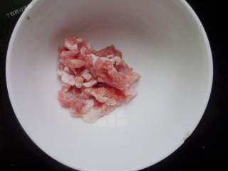 2、蚂蚁上树,把五花肉剁成肉馅待用