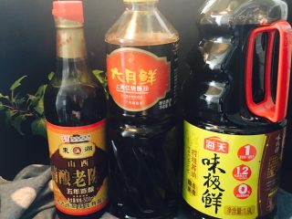 3、糖醋小排,用到的醋，老抽，生抽。这是我家用的品牌。