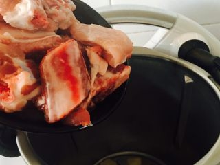 12、糖醋小排,倒入排骨，每次买，不可能正好500克，反正，大致即可。