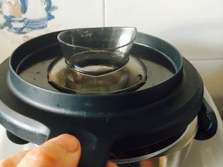 23、糖醋小排,盖上盖子。