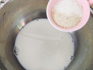 2、奶香小馒头,牛奶倒入容器。