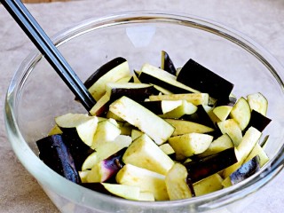 3、酱爆肉末茄子煲,拌匀腌制十分钟