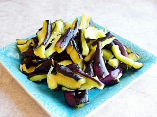 4、酱爆肉末茄子煲,攥干水份，装盘备用