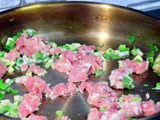 8、酱爆肉末茄子煲,下猪肉末炒至变色
