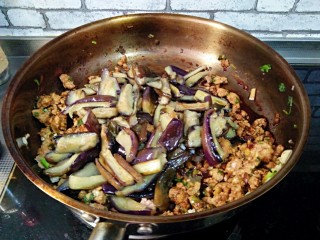 13、酱爆肉末茄子煲,再加入炒熟的茄子，翻炒均匀