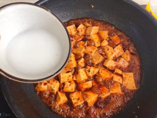 11、麻婆豆腐,加入淀粉水勾芡