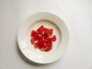 4、素炒酸辣西葫芦木耳,红辣椒切块备用