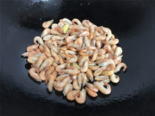 5、河虾豆腐汤,再把清洗干净的河虾放入锅中。