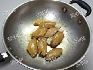 5、红烧鸡翅,加入鸡翅快速翻炒，至均匀的裹上糖色。