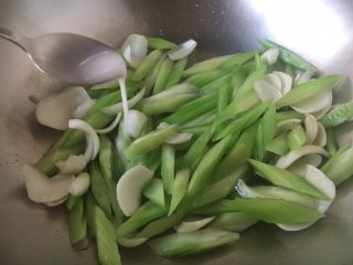 13、#感恩节食谱# 西芹百合炒腰果,淋入少许的水淀粉,勾薄芡。