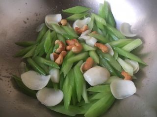 14、#感恩节食谱# 西芹百合炒腰果,最后放入腰果,翻炒均匀即可。