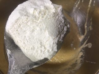 9、苹果饼,加入一勺面粉