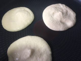 11、苹果饼,直接放入不粘锅，饼的小根据自己的喜好决定