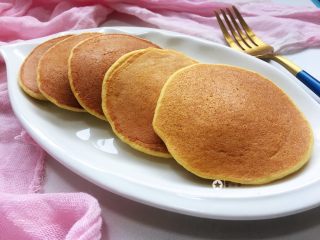 15、苹果饼,配上牛奶和其他水果，早餐就快速搞定了，你也行动起来吧～