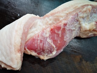 2、年味～简版粉蒸肉,肥瘦相间的五花肉洗净