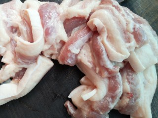 3、年味～简版粉蒸肉,切成稍厚一点的片