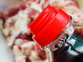 5、年味～简版粉蒸肉,加入生抽