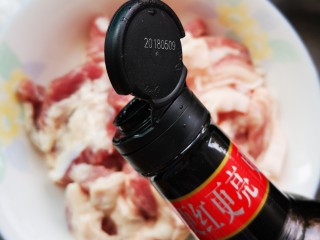 6、年味～简版粉蒸肉,加入老抽