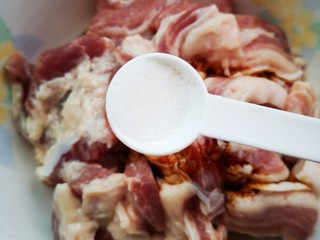 7、年味～简版粉蒸肉,加入盐