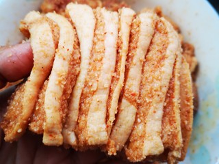 13、年味～简版粉蒸肉,用手将肉片整理整齐(如图)