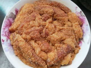 14、年味～简版粉蒸肉,将整理好的肉片皮朝下码在碗中并洒上少许清水(防止蒸出的粉太干)