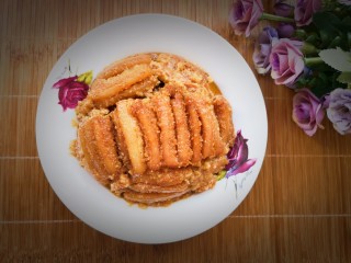 16、年味～简版粉蒸肉,蒸好取出倒扣在盘中，瞬间香气扑鼻