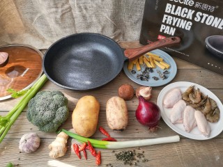 1、麻辣香锅——麻辣界的扛把子,食材准备:准备自己爱吃的就好,里面的食材可以随意更换。麻辣香锅,想吃什么料,就加什么料。还有什么比麻辣香锅更自由?