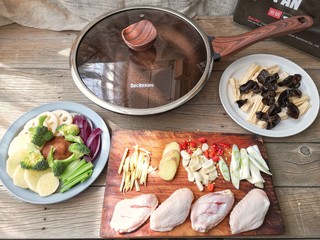 3、麻辣香锅——麻辣界的扛把子,将食材洗净,木耳和腐竹提前泡发,鸡翅在内侧打花刀,其他食材该切片的切片,该切段的切段。