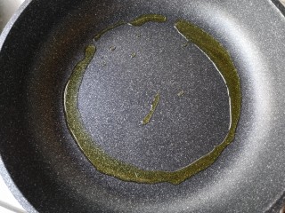 7、麻辣香锅——麻辣界的扛把子,锅中适量油烧热。(做麻辣香锅最好用菜籽油)