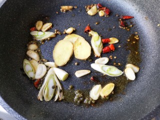 13、麻辣香锅——麻辣界的扛把子,锅中再次加入适量的油,下入葱、姜、蒜、干辣椒、青麻椒爆出香味。