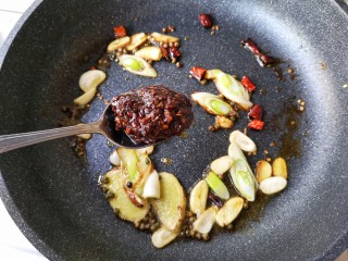 14、麻辣香锅——麻辣界的扛把子,加入一大勺辣椒酱。