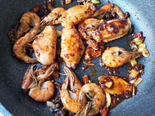 17、麻辣香锅——麻辣界的扛把子,下入煎好的鸡翅和虾,翻炒均匀。