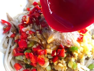 8、手撕杏鲍菇,锅里放入适量油，烧至9成热，把热油浇到姜蒜末和杏鲍菇上面，再撒上葱花。