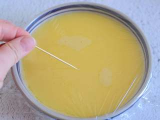 6、蒸蛋羹,包上保鲜膜，用牙签扎几个小洞