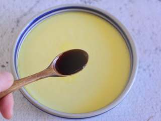 8、蒸蛋羹,蒸好后在蛋羹表面再加一勺生抽