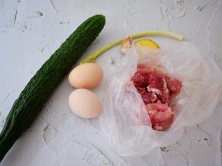1、黄瓜鸡蛋炒肉片,准备好材料